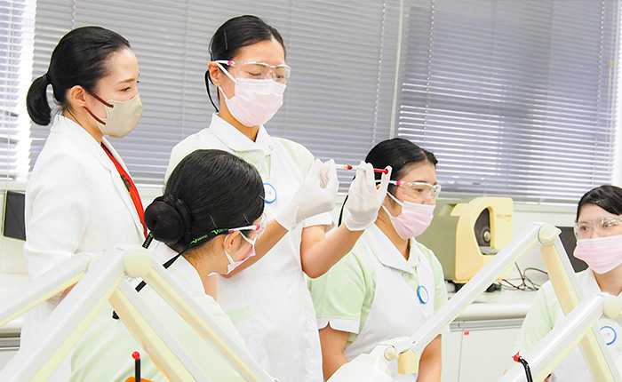 口腔ケアの最前線で、 輝く力を身につける。